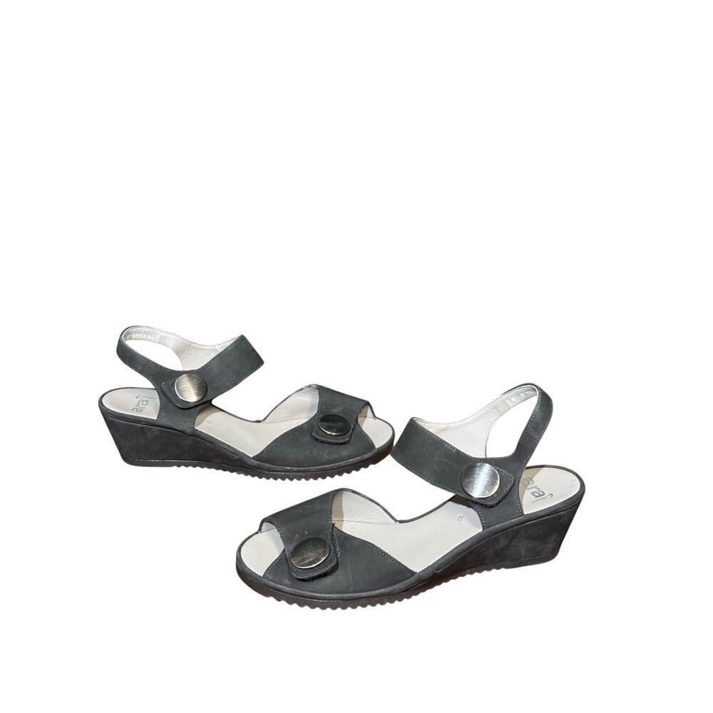 Women's ARA leather and suede sandal in great condition 

Size 8.5